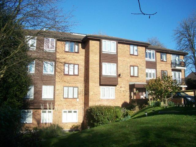 Aveling Close 1 bed flat to rent £1,100 pcm £254 pw
