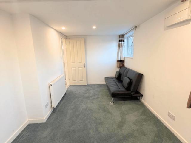 Avelon Road, Romford RM5 1 bed flat to rent £1,200 pcm £277 pw