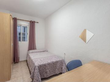 Avenida de Madrid. Piso junto a facultades y hospitales con 3 dormitorios, salón, cocina y baño