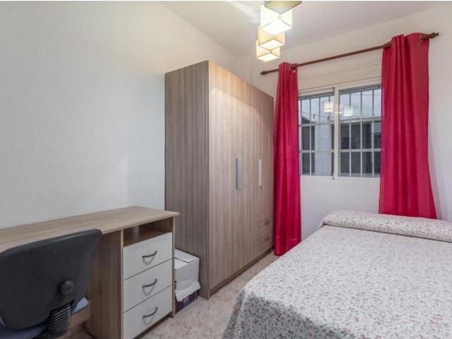 Avenida de Madrid. Piso junto a facultades y hospitales con 3 dormitorios, salón, cocina y baño