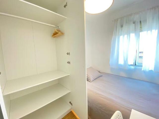 Avenida de la Albufera, Madrid, Community of Madrid 28038