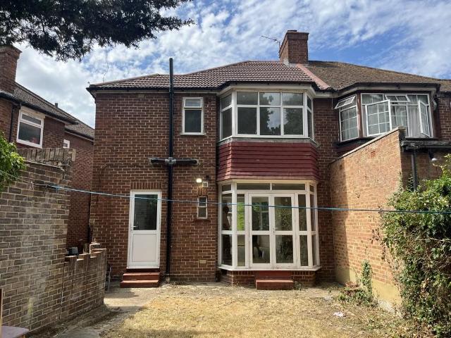Avenue Crescent, Cranford 3 bed semi detached house to rent £2,100 pcm £485 pw