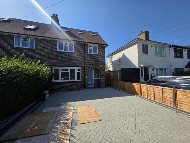 Avenue Gardens, Horley, RH6 5 bed semi detached house to rent £3,250 pcm £750 pw