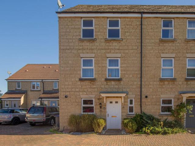 Avenue De Gien, Malmesbury, SN16 3 bed townhouse to rent £1,750 pcm £404 pw