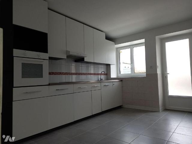 Avenue de la Verrerie, Proche Forêt, Maison T5 de 93 m² avec terrasse et garage. Au rez de chau.