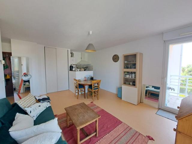 AVENUE DES LILAS T2 de 37m² MEUBLE avec terrasse et station