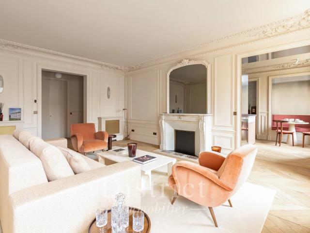 Avenue Kléber Superbe Pied à terre de 124m² refait à neuf et vendu meublé. Vue dégagée!