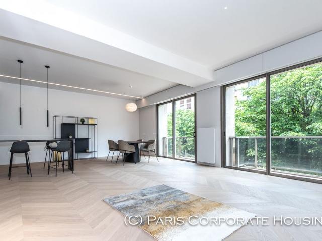avenue Montaigne, 75008, Paris
