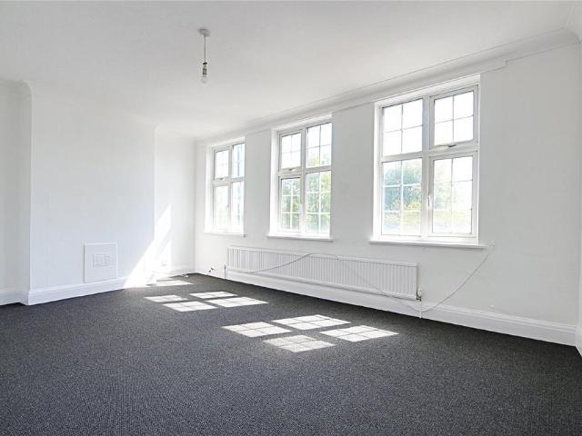 Avenue Parade, Ridge Avenue, London, N21 3 bed maisonette to rent £2,350 pcm £542 pw
