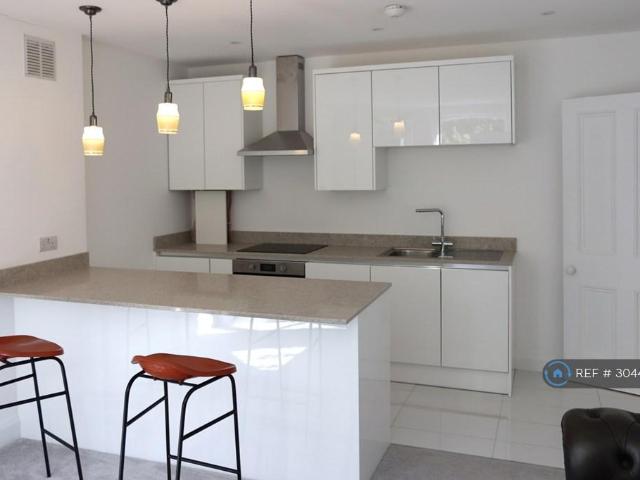 Avenue Park Road, London, SE27 1 bed flat to rent £1,900 pcm £438 pw