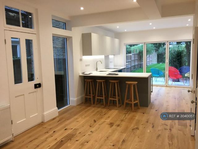 Avenue Road, Kingston Upon Thames, KT1 4 bed detached house to rent £3,888 pcm £897 pw