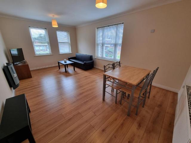 Avenue Road, Leamington Spa CV31 2 bed apartment to rent £1,325 pcm £306 pw
