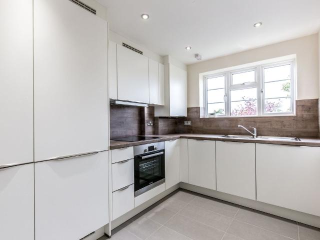 Avenue Road, London N14, 2 bed flat to rent, £1,750 pcm | PrimeLocation