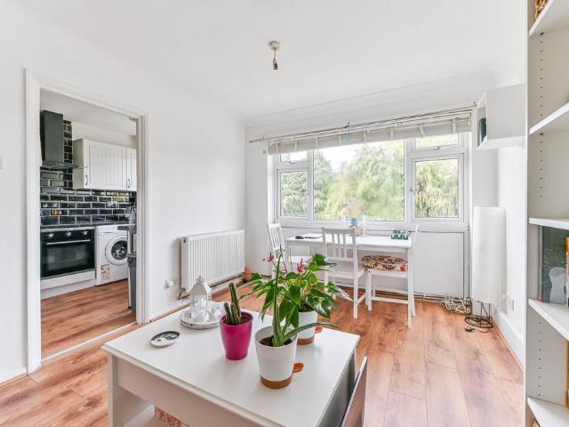 Avenue Road, London, SE25, South. 1 bed flat to rent £2,300 pcm £531 pw