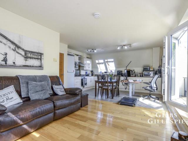 Avenue Road, Pinner, HA5 3 bed flat to rent £2,600 pcm £600 pw