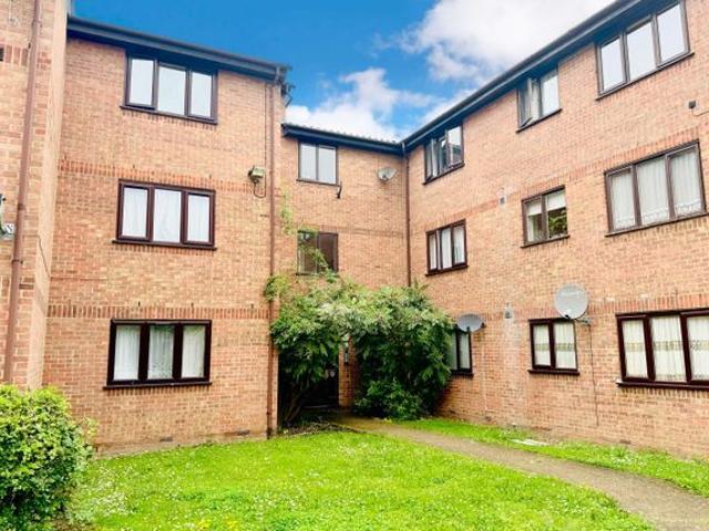 Avenue Road, Romford RM6, 2 bed flat to rent, £1,600 pcm | PrimeLocation