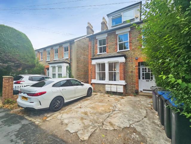 Avenue Road, Staines Upon Thames, Surrey TW18, 2 bed maisonette to rent, £1,700 pcm | PrimeLocation