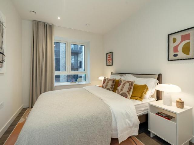 Aviator Drive London NW2 3 bed flat to rent £4,000 pcm £923 pw