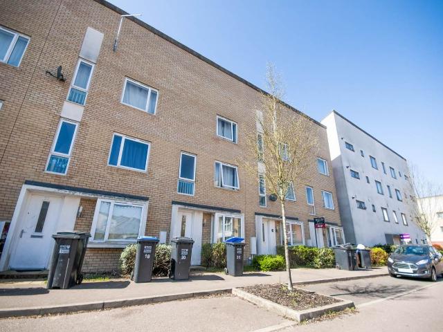 Aviation Avenue, Hatfield, Hertfordshire AL10, 5 bed property to rent, £2,750 pcm | PrimeLocation