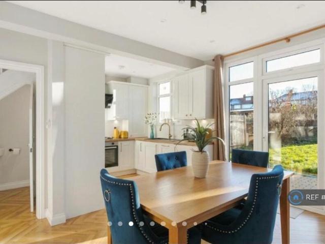Aviemore Way, Beckenham, BR3 3 bed terraced house to rent £2,850 pcm £658 pw