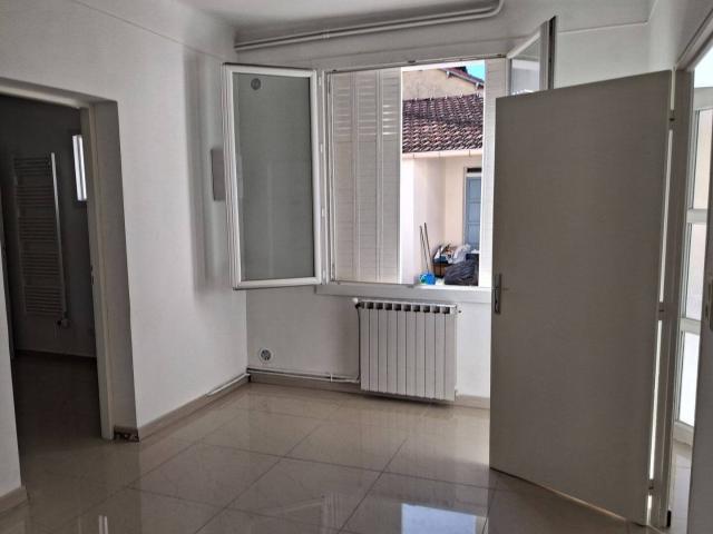 AVIGNON: Grande maison F 6/7
