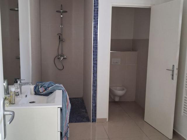 AVIGNON: Grande maison F 6/7