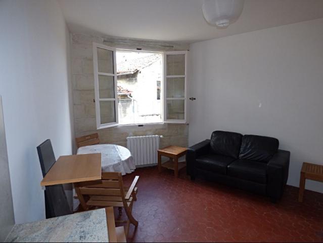 AVIGNON INTRA MUROS: Appartement très lumineux, avec climatisation, dans une maison de ville au calme de la Banasterie