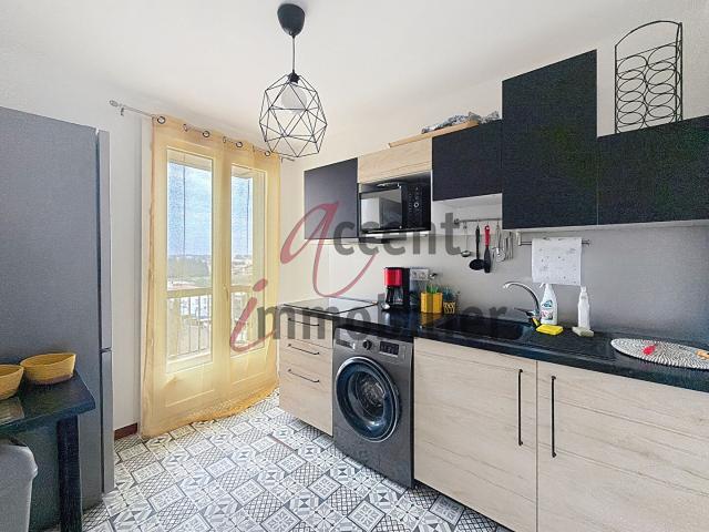 Avignon: T3 70 m², meublé, dernier étage avec ascenseur, balcon et parking