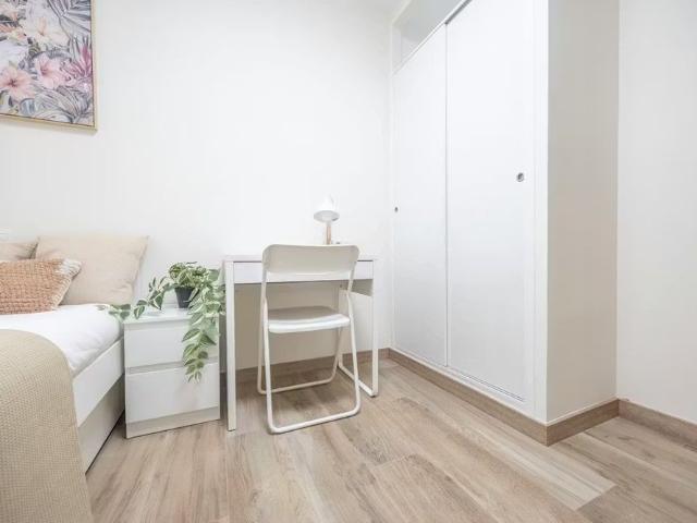 Avinguda de la Plata, Valencia, Valencian Community 46004