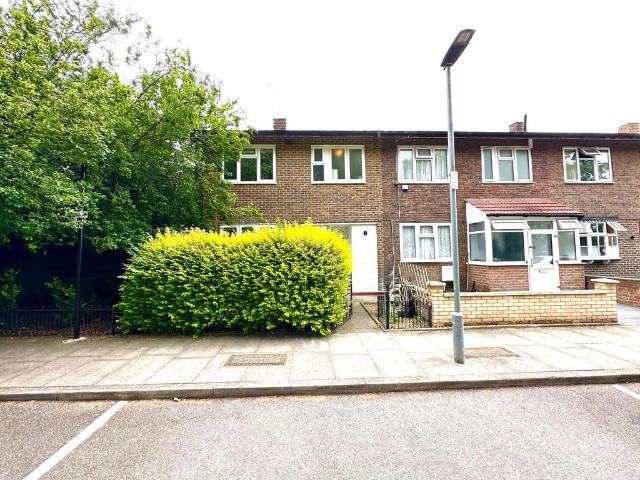 Avis Square, London E1 4 bed end of terrace house to rent £4,100 pcm £946 pw