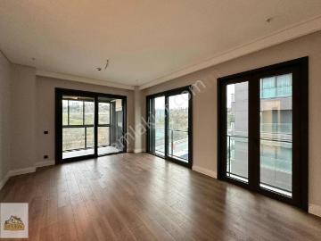 Avrupa Konutları Çamlıvadide Satılık 3+1 Manzaralı Köşe Daire