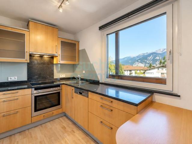 Axams: Helle 2 Zimmer Dachgeschosswohnung mit Nordkettenblick und niedrigen Betriebskosten