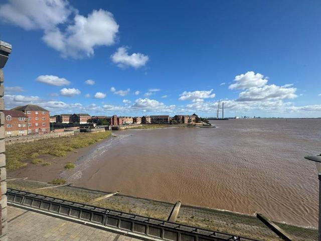 Axholme Court, HULL 2 bed apartment to rent £800 pcm £185 pw