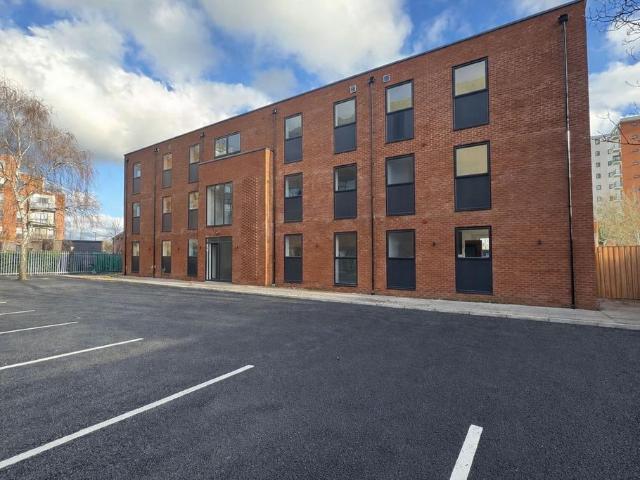 Axstone House, Slough, SL2 5DJ 3 bed flat to rent £2,045 pcm £472 pw