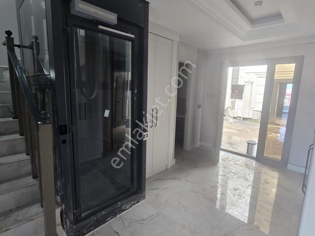 Ay Yapıda Satılık Lüks Villa