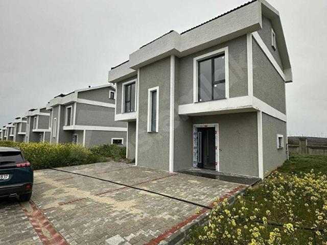 SİLİVİ ÇANTA ANA YOL KARLIDAĞ COUNTRY SİTESİ 600m2 BAHÇELİ 7+1