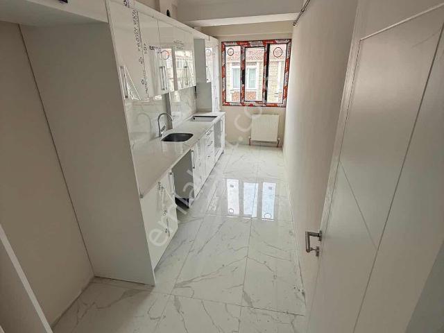 Ayça'dan Zeytinburnu Marmarayın Dibinde 2+1 Satılık 80m2 Boş