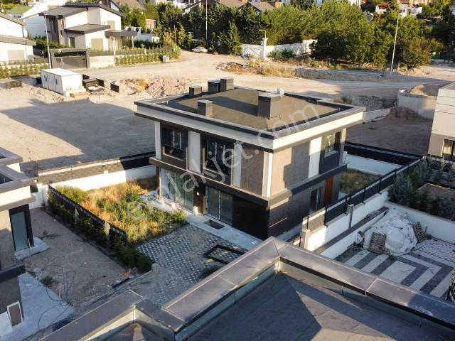 Çay Bağları 7+1 Bodrumlu 300 M2 Meskenli Sıfır Lüks Villa