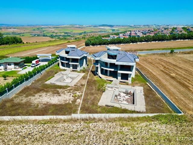 AYŞE ATEŞ'TEN KARAAĞAÇTA 3.112 M ARSA İÇİNDE 2 NATAMAM VİLLA