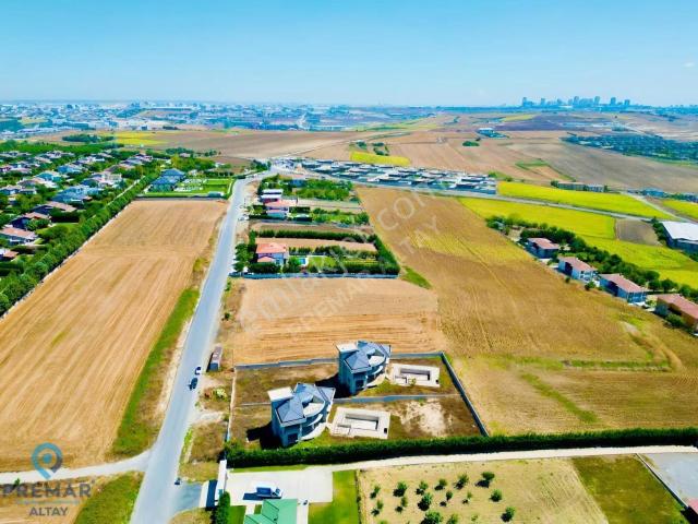 Ayşe Ateş'ten Karaağaçta 3.112 M² Arsa İçinde 2 Natamam Villa
