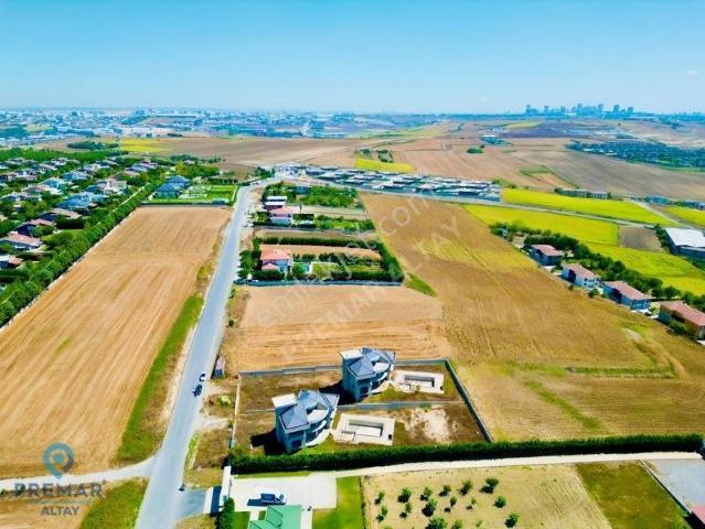 Ayşe Ateş'ten Karaağaçta 3.112 M² Arsa İçinde 2 Natamam Villa