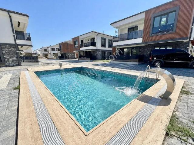 Ay Emlaktan Burhaniye Ören'de Denize 400 Metre Yüzme Havuzlu Satılık 2+1 Ultra Lüks Müstakil Villa