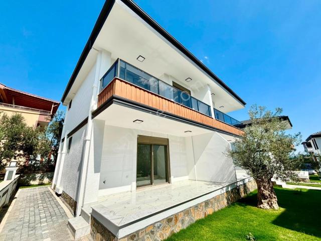 ꧁ay Emlaktan꧂küçükkuyu'da Denize Sadece 250 Mt Satılık 2+1 Ultra Lüks Muhteşem Villa