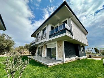 ꧁ay Emlaktan꧂küçükkuyu'da Denize Sadece 50 Mt Yüzme Havuzlu Satılık 3+1 Ultra Lüks Villa