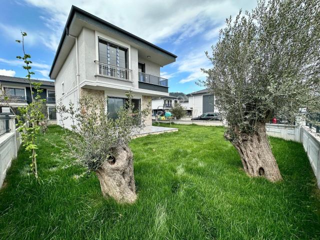 ꧁ay Emlaktan꧂küçükkuyu'da Denize Sadece 50 Metre Yüzme Havuzlu 3+1 Müstakil Villa