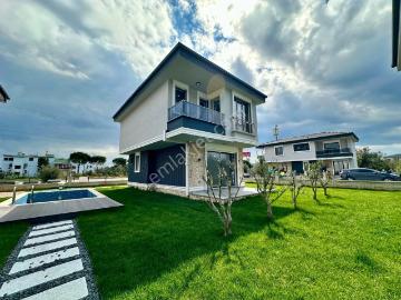 ꧁ay Emlaktan꧂küçükkuyu'da Denize Sadece 50 Metre Yüzme Havuzlu Satılık 3+1 Bağımsız Müstakil Villa