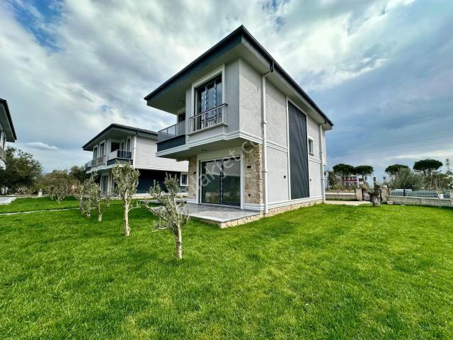 ꧁ay Emlaktan꧂küçükkuyu'da Denize Sadece 50 Metre Yüzme Havuzlu Satılık 3+1 Bağımsız Müstakil Villa