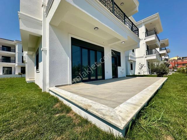 ꧁ Ay Emlaktan꧂küçükkuyu'da Lüks Sitede Denize 250 Mt Bahçe Kullanımlı Satılık 2+1 Daire
