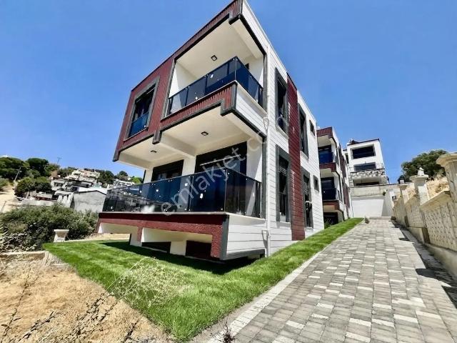 Ay Emlaktan Pelitköy'de Denize Sadece 1 Sokak Doğa İle İç İçe Satılık 4+1 Lüks Müstakil Villa