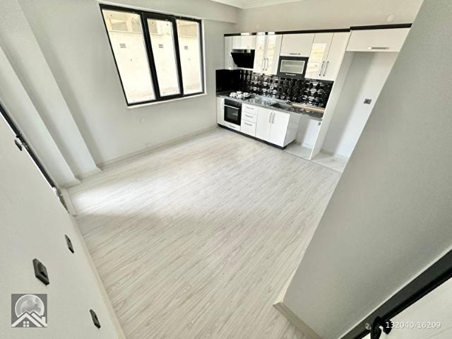 AY EMLAKTANAKÇAY ALTINKUM'DA ŞIK TASARIMLI DENİZE YAKIN ARA KAT SATILIK 1+1 LÜKS DAİRE